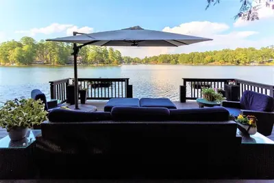 Image de Cottage romantique sur l'eau avec moustiquaire sous véranda.