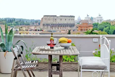 Image de Location d'appartements à Rome avec vue sur le Colisée - Terrasse sur le toit avec Wi-Fi 2br \/ 2bath