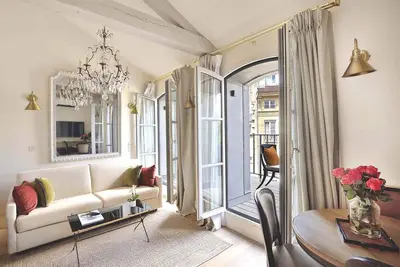 Image de Vente! Penthouse incroyable parfait pour 2-Balcon-Ile de la Cité-Ac-Wifi-Ascenseur-Cafés