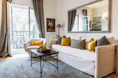Image de Vente! Spacieux, Enchanteur 1 chambre avec balcon et vue digne Eiffel