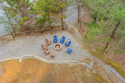 Image de 27 juillet-3 août Ouvert! ~ Terrific 5 Bdrm / 4 Bath Cabin, Vue Mtn, Piscine Comm, Salle de jeux