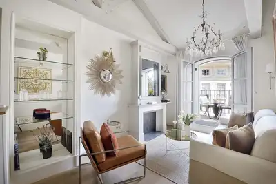 Image de Vente! Penthouse de luxe avec balcon dans le cœur historique de Paris, parfait pour 2