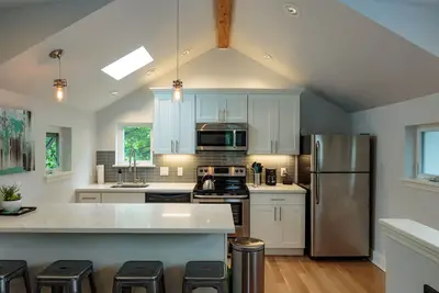 Image de Nouveau Stand Alone Private Backyard Cottage - A \/ C, blocs au zoo, ligne de bus, café