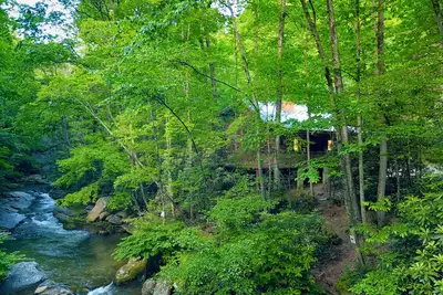 Image de Cabane en rondins au bord de la rivière + cascade privée et vues panoramiques sur la nature
