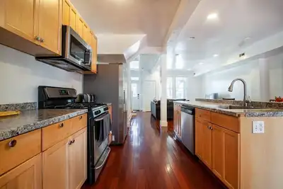 Image de Charme moderne, Spacieux 4br \/ 3. 5ba Suites, parking, parking gratuit, vous êtes à la maison!
