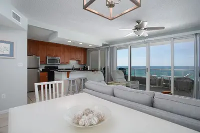 Image de ** Nov Disponible ** Beach Front Condo * Petit Chien Ok ** ÉNORME Balcon *
