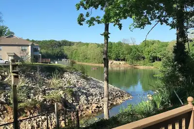 Image de Lakefront Condo sur le magnifique lac Taneycomo avec des équipements!