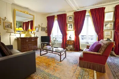 Image de Luxe, Calme et Elégance au coeur des Champs-Elysées avec  le Champagne offert! ! !