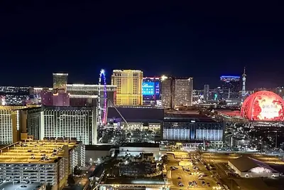 Image de Mgm Signature 2br 2ba Ă droite sur le Strip de Las Vegas avec vue, balcon, piscine et bain Ă remous