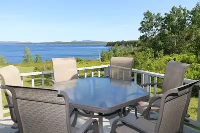 Image de Oceanfront Cape sur Newbury Neck, Surry. Une vue imprenable sur le parc national d'Acadia