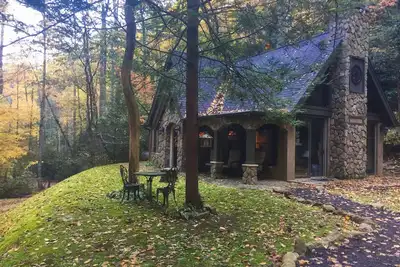 Luxury Story Book Cottage 5 acres isolés de forêt luxuriante et de flux * paisible *