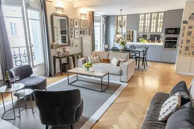 Image de Vente! Wow Eiffel View de votre propre, incroyablement élégant et spacieux Paris