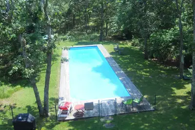 Image de Gem privé décoré avec une touche d'artiste avec piscine de 65 '- spécial pour juillet-août