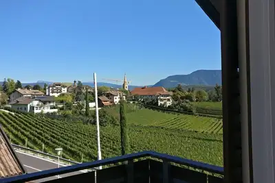 Image de Appartement ensoleillé dans un emplacement idéal au bord du lac Kaltern, village historique, vignes