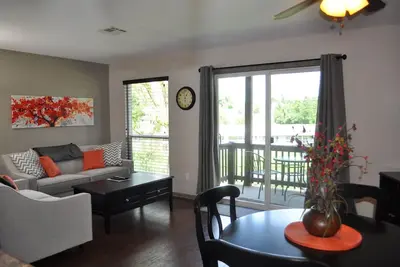 Image de Élégant \/ Propre 1bd \/ Ba Pointe Royale - Près de la piscine ~ Pas de frais de nettoyage ~ Super Avis