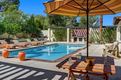 Image de Designer Spanish Oasis Home - Présenté dans le livre Palm Springs Living