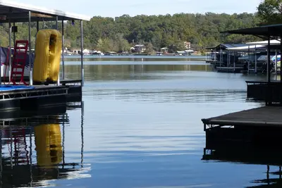 Image de Maison de cinq chambres au bord de l'eau avec quai privé dans une crique tranquille
