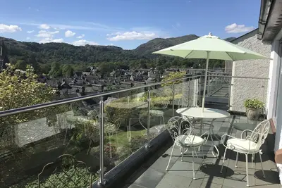 AOÛT Semaine à gauche! @ 1110 £! . . . incroyable balcon vue parking piscine. \/ Spa Ambleside