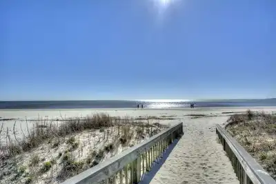 Image de Condo 2 Br \/ 2ba Oceanfront sur la belle rue ĂŽle Simons