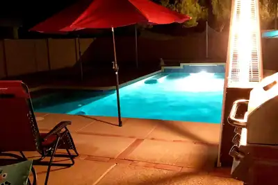 Image de 3 Br chauffé eau salée privée Sunny piscine entrée \/ sortie stéréo haut-parleurs Prof Bbq Gril
