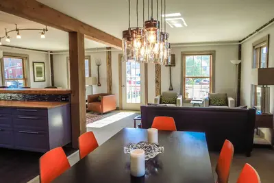 Image de Loft moderne, propre, lumineux et spacieux, marchez partout! vue sur l'eau Ă gogo!