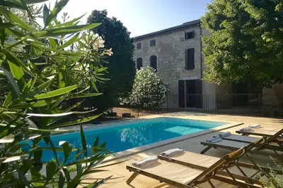 Image de Maison de caractère du 17ème dans le centre du village avec piscine