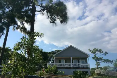 Image de Escapade de charme à 5 km de la plage et du parc d'État, à proximité des restaurants et des boutiques