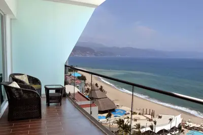 Icon Vallarta Condominios Leo: Luxe 2 chambres avec balcon en front de mer