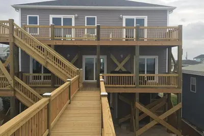 Image de Margaritaville -Brand New Oceanfront Home avec ascenseur et étage inversé