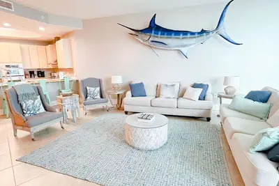 Image de Penthouse au dernier étage! ! Semaines d'été restantes: 2800 $ Total. Message pour plus de détails. .