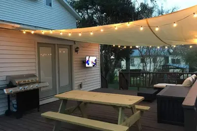 Image de * 6 Chambres * Parfait pour la fête de célibataire (ette) et les grandes familles! 2 maisons!