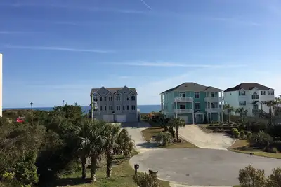 Image de Vue sur l'océan, accès facile à la plage, à proximité des commerces!
