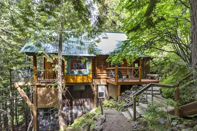 Image de Belle et privée cabane en bois à flanc de montagne - bain à remous et à 10 minutes de Nelson