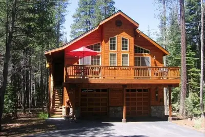 Image de Cabine de luxe Tahoe Donner \/ Bain à remous privé \/ Table de billard \/ Complexe hôtelier