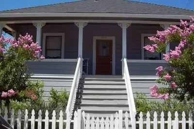 Image de The Corner Cottage ~ Downtown Ă votre porte avec Private Vineyard