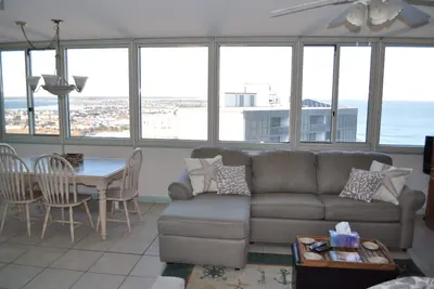 Image de Penthouse abordable à 2 étages avec vue panoramique sur l'océan et la baie