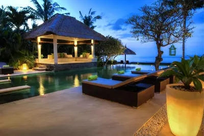 Image de 5 Br Luxurious Beachfront Villa - Grande piscine et personnel - Lovina Beach