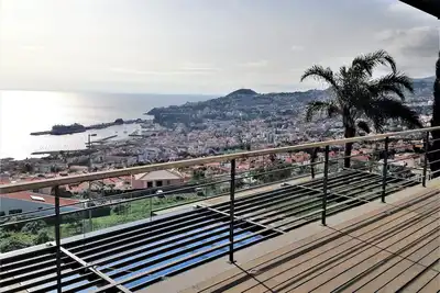 Image de Sentez-vous le réveil et allongez-vous avec la beauté de la baie de Funchal!