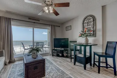 Image de Superbe condo au 3ème étage donnant directement sur le golfe Emplacement parfait Excellent service