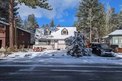 Image de Tahoe Central Smart Tech Cabin - 3 salles de bains!