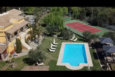 Image de Villas Privilège avec court de tennis, piscine intérieure et extérieure chauffée