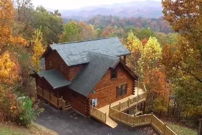 Image de Log Cabin Luxury Convenient, vue sur la montagne, 2 suites, Arcade, hamac, foyer + Plus!