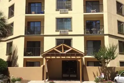 Image de Nice Condo * 5 minutes à pied de la plage * Piscine * Grill * WiFi & Parking * Télévision par câble * Ac