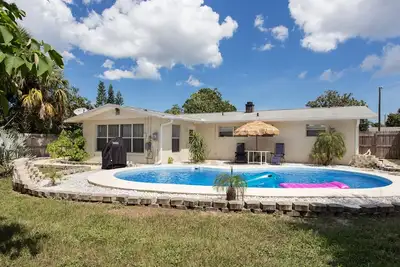 Image de Maison d'escapade confortable avec piscine et nouveaux planchers de tuiles!