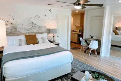 Image de River Retreat Studio de luxe avec baignoire jacuzzi, cuisine, près de la rivière.