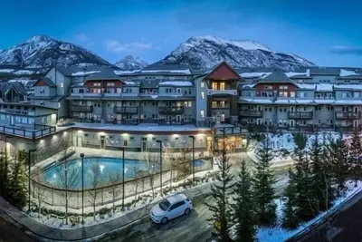 Image de The Lodges at Canmore - Suite de Luxe 1 Br avec Vue sur la Montagne \/ Barbecue \/ Piscine Chauffée