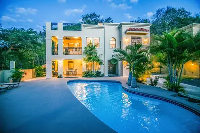 Image de Villa avec vue sur le coucher de soleil sur la mer et piscine: Promenade facile Ă la plage et aux restaurants - WiFi