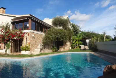 Image de Villa avec piscine et jardin privé et barbecue. L'atmosphère élégante