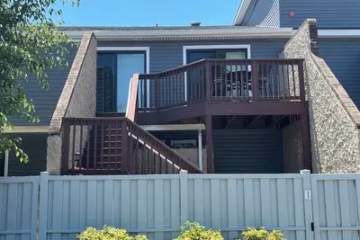 Image de Escapade familiale tranquille à seulement quelques pâtés de maisons de la plage avec piscine