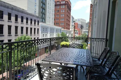Image de Front Page News, The Picayune, propriét�� historique récemment rénovée avec grand balcon privé